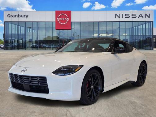Pearl White Tricoat/Super Black 2026 Nissan Z Performance