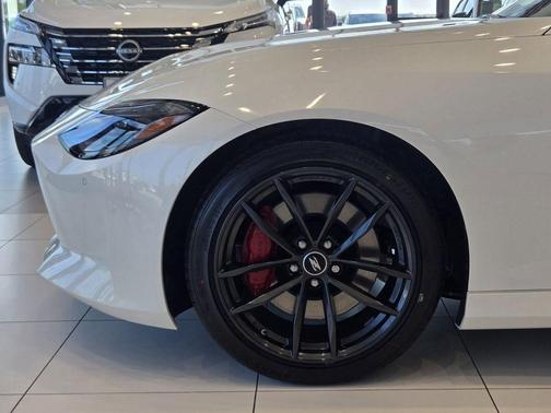 Pearl White Tricoat/Super Black 2026 Nissan Z Performance