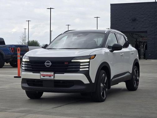 Aspen White Tricoat/Super Black 2026 Nissan Kicks SR