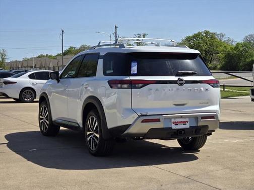 2025 Nissan Pathfinder Platinum FWD