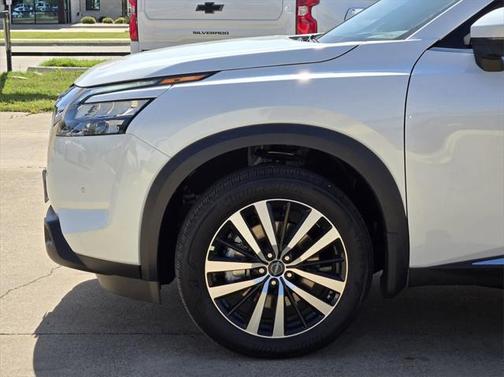 2025 Nissan Pathfinder Platinum FWD