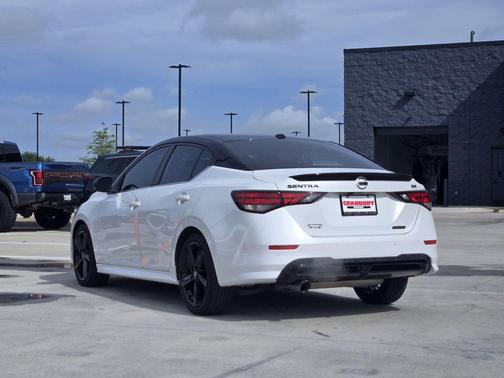 Aspen White Tricoat/Super Black 2023 Nissan Sentra SR