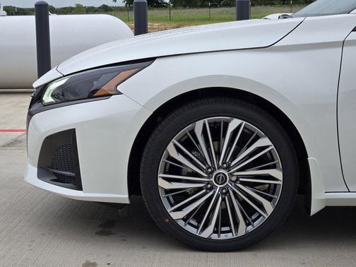 Pearl White Tricoat 2026 Nissan Altima 2.5 SV