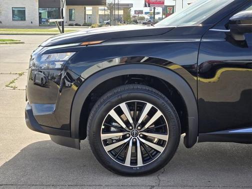 2025 Nissan Pathfinder Platinum FWD