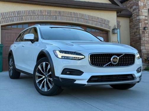2022 Volvo V90 Cross Country B6
