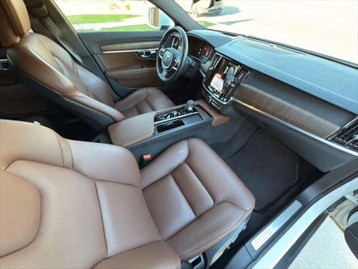 2022 Volvo V90 Cross Country B6