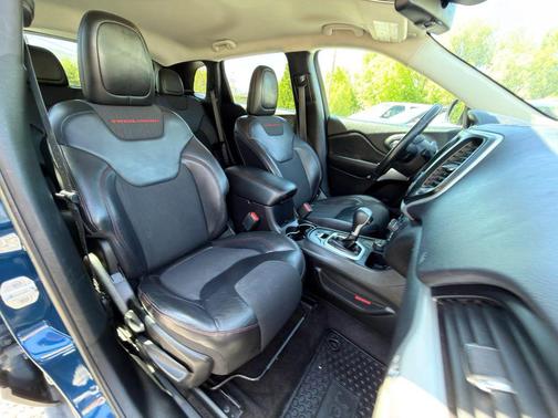 Patriot Blue Pearlcoat 2018 Jeep Cherokee Trailhawk