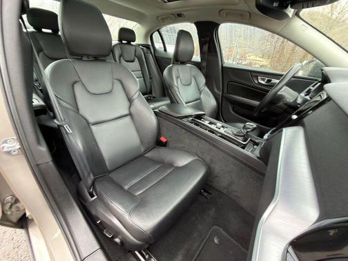 2020 Volvo S60 T5 Momentum