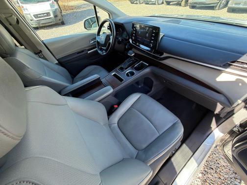 2022 Toyota Sienna XLE