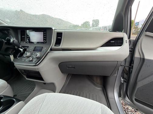 Silver Sky Metallic 2018 Toyota Sienna LE