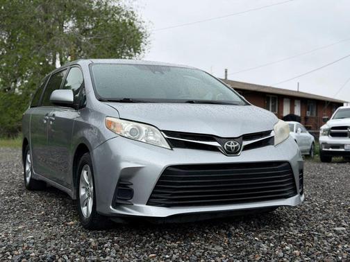 Silver Sky Metallic 2018 Toyota Sienna LE