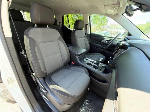 Summit White 2021 Chevrolet Traverse LS