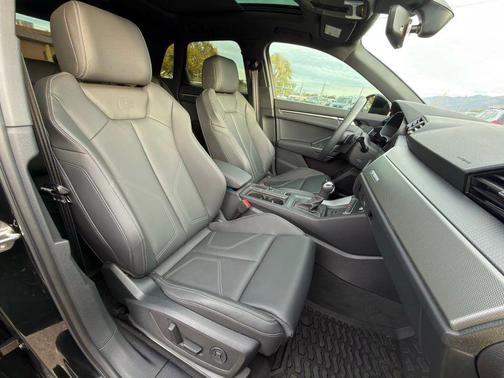 2025 Audi Q3 Premium 45 TFSI S line quattro Tiptronic