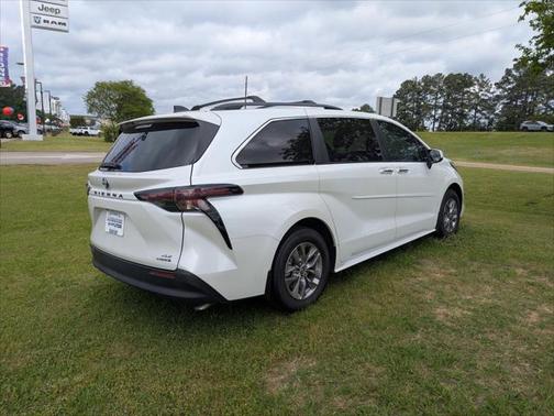 2023 Toyota Sienna XLE 8 Passenger