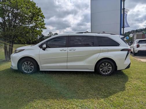 2023 Toyota Sienna XLE 8 Passenger