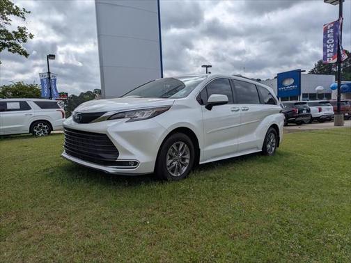 2023 Toyota Sienna XLE 8 Passenger