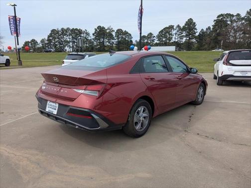 2024 Hyundai ELANTRA SE