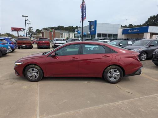 2024 Hyundai ELANTRA SE