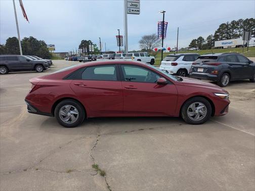 2024 Hyundai ELANTRA SE