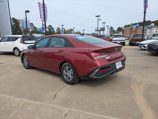 2024 Hyundai ELANTRA SE