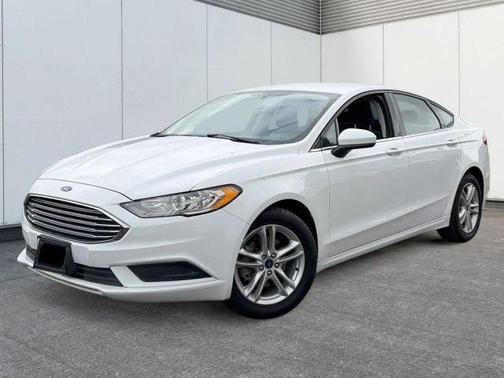 White 2018 Ford Fusion SE