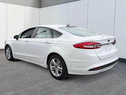 White 2018 Ford Fusion SE