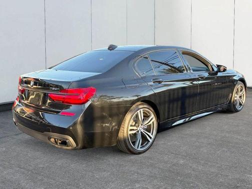 Black 2017 BMW 750 i