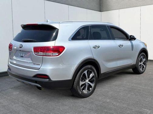 Silver 2016 Kia Sorento EX