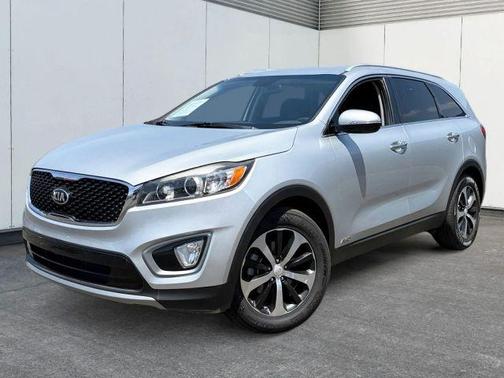 Silver 2016 Kia Sorento EX