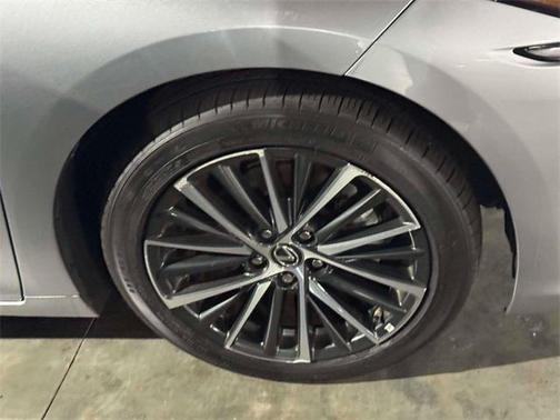 2025 Lexus ES 300h Base