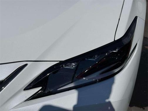 2023 Lexus ES 300h F SPORT Handling