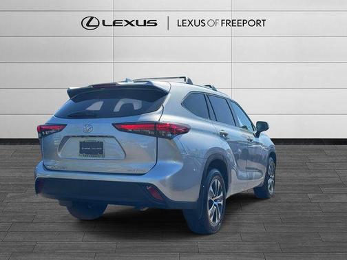 Celestial Silver Metallic 2022 Toyota Highlander XLE