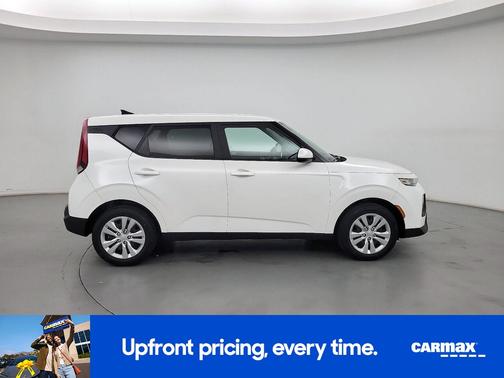 White 2022 Kia Soul LX