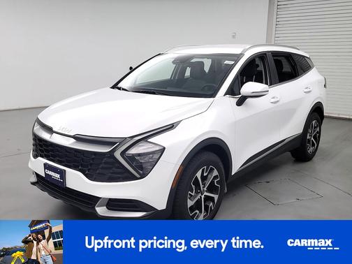 White 2023 Kia Sportage EX