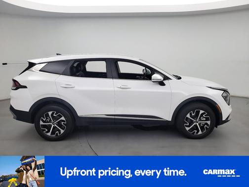 White 2023 Kia Sportage EX
