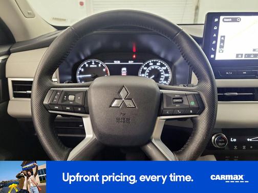 White 2025 Mitsubishi Outlander SE