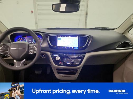 White 2023 Chrysler Pacifica Touring L