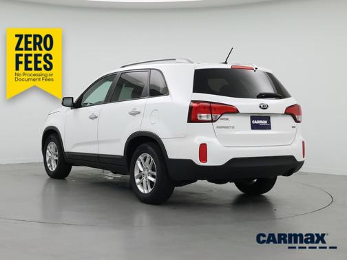White 2014 Kia Sorento LX