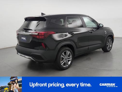 Black 2023 Kia Seltos LX