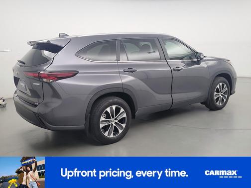 Silver 2024 Toyota Highlander Hybrid XLE