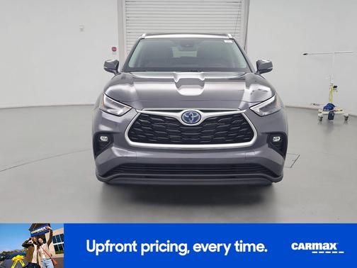 Silver 2024 Toyota Highlander Hybrid XLE