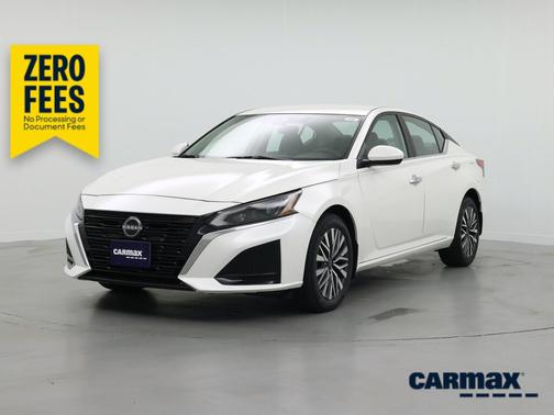 White 2023 Nissan Altima SV