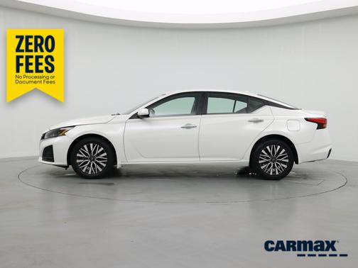 White 2023 Nissan Altima SV