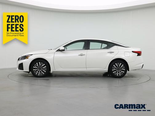 White 2023 Nissan Altima SV