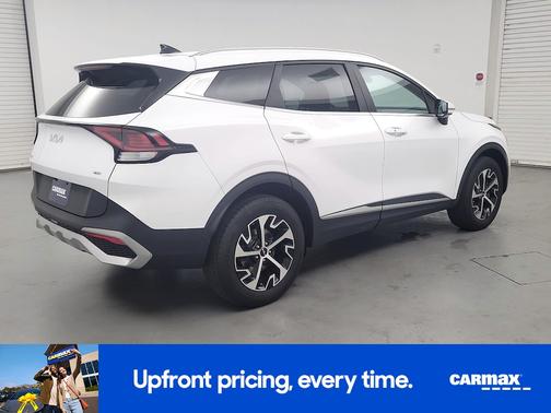 White 2023 Kia Sportage EX