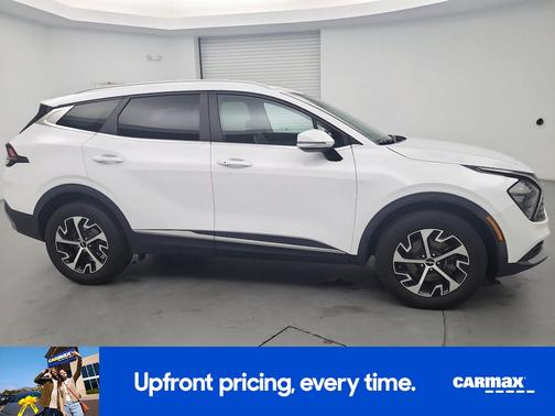 White 2023 Kia Sportage EX