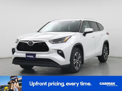 White 2022 Toyota Highlander XLE