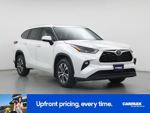 White 2022 Toyota Highlander XLE