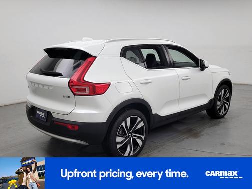 White 2024 Volvo XC40 B5 Ultimate Bright Theme