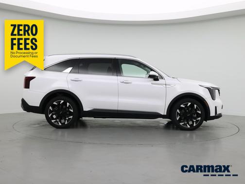 White 2024 Kia Sorento EX